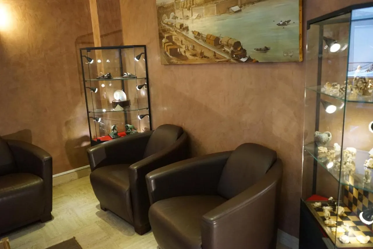 Hotel Pierre Nicole Paris